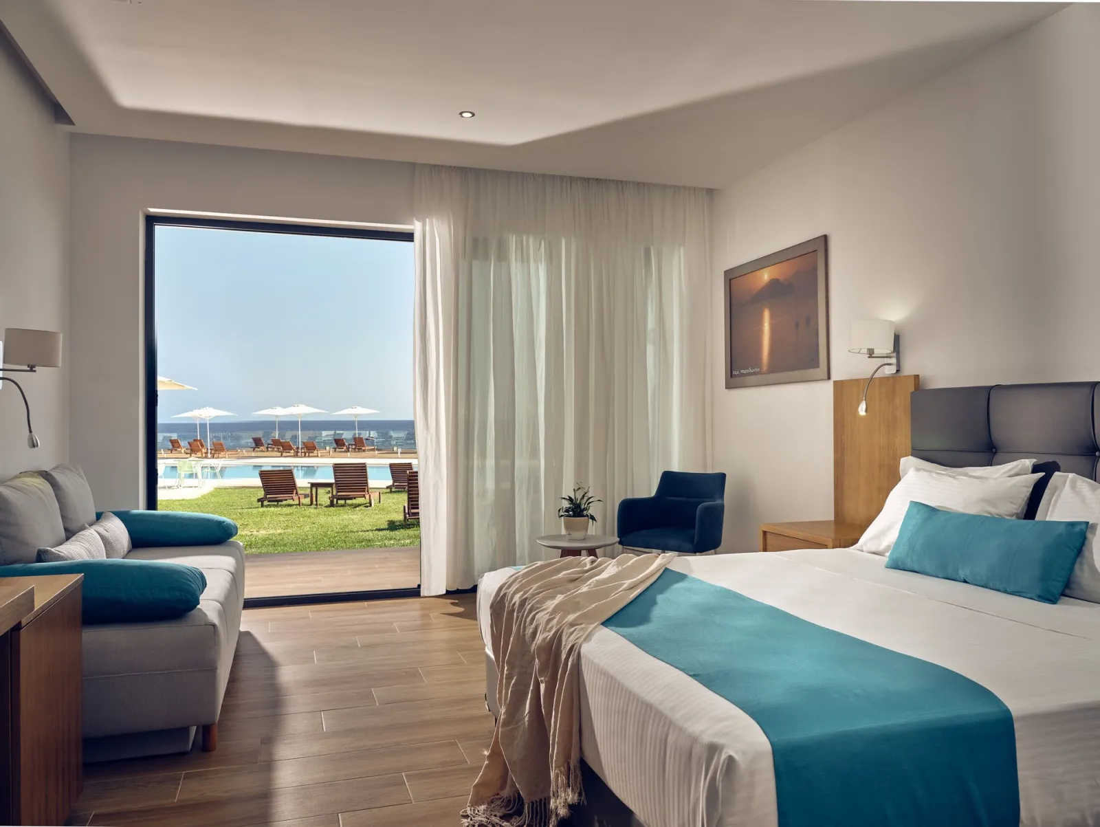 Junior Suite with Pool View and Sea View