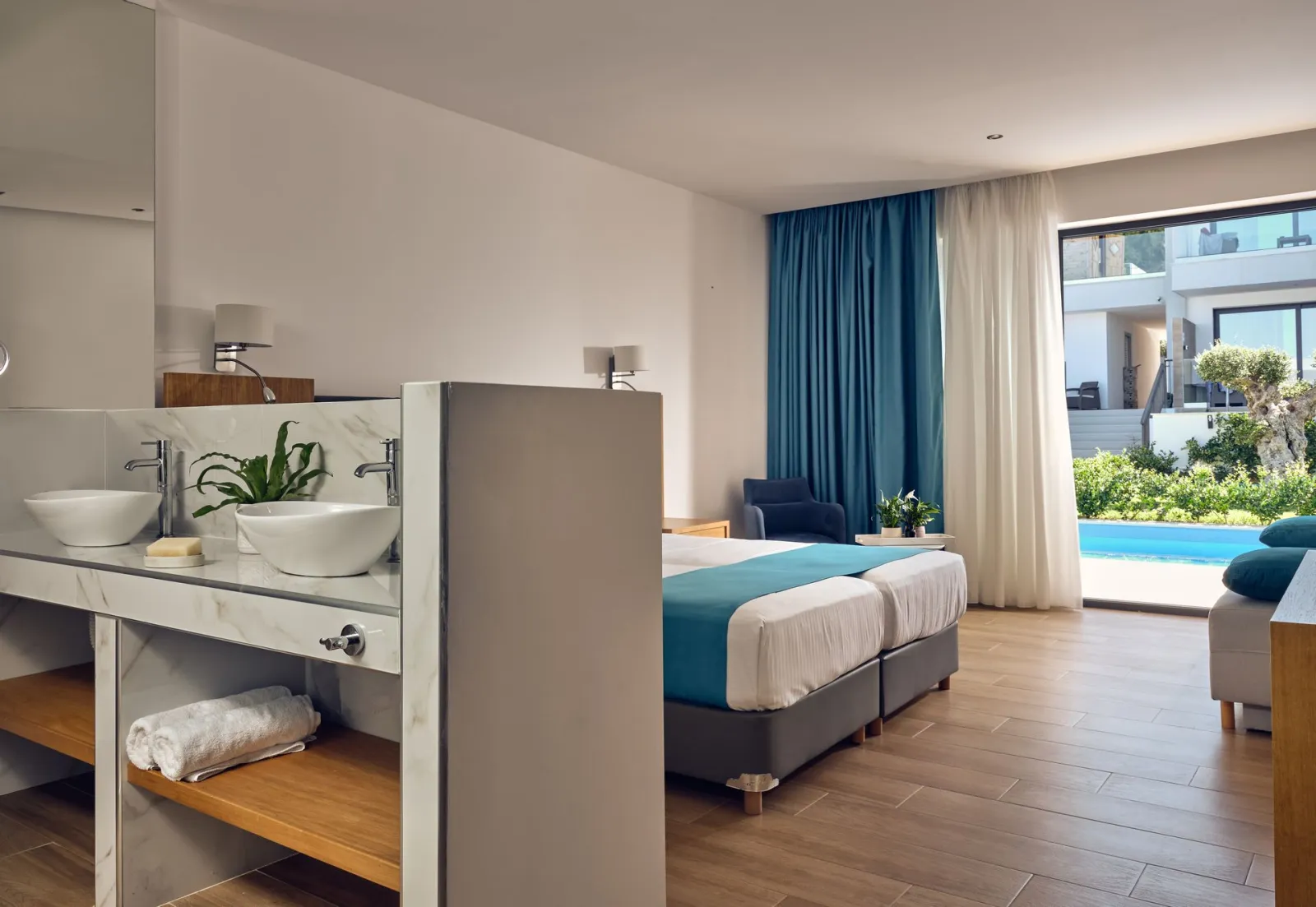 Junior Suite with Shared Pool