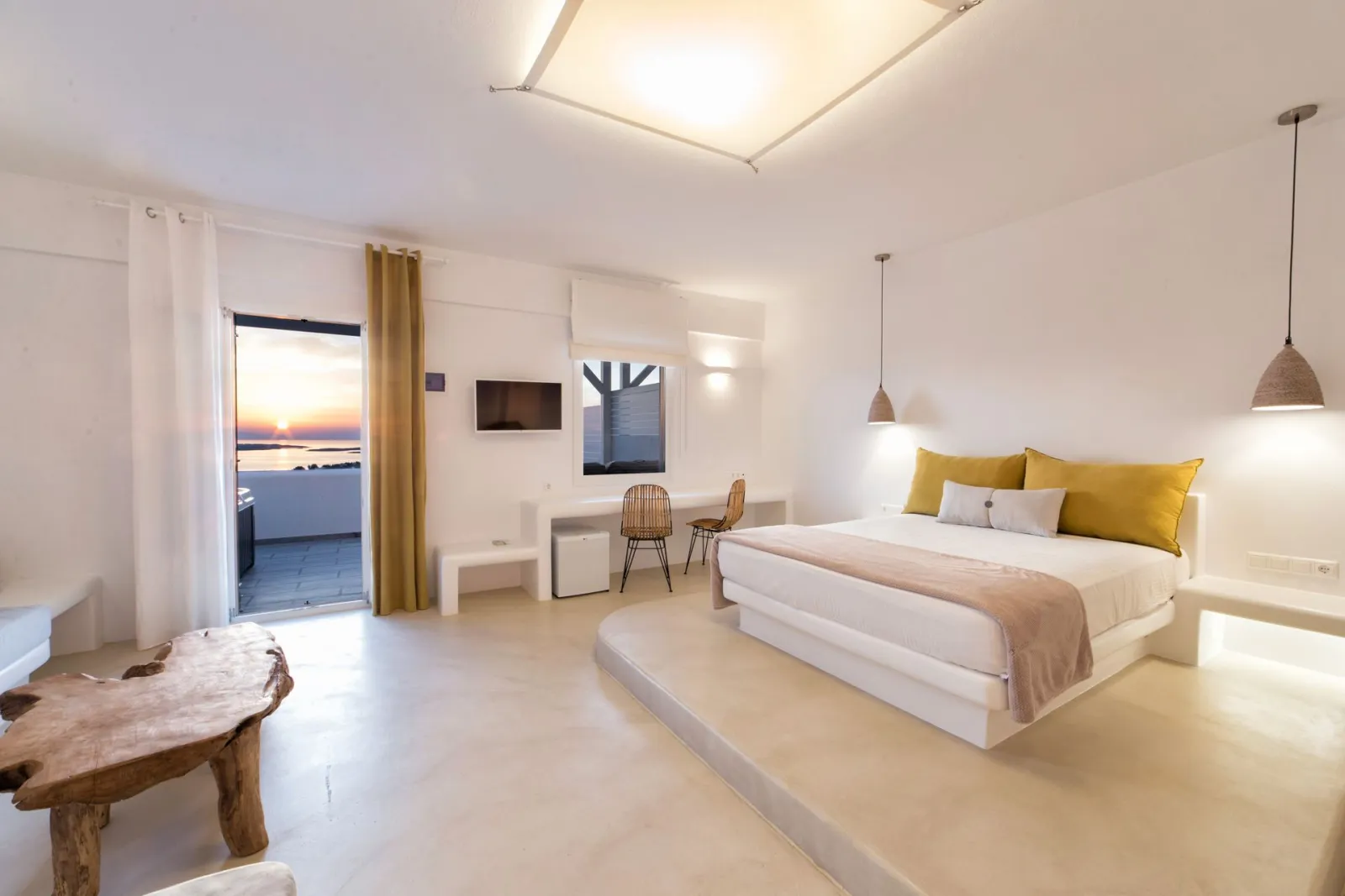 Deluxe Suite with Sea View and Outdoor Jacuzzi
