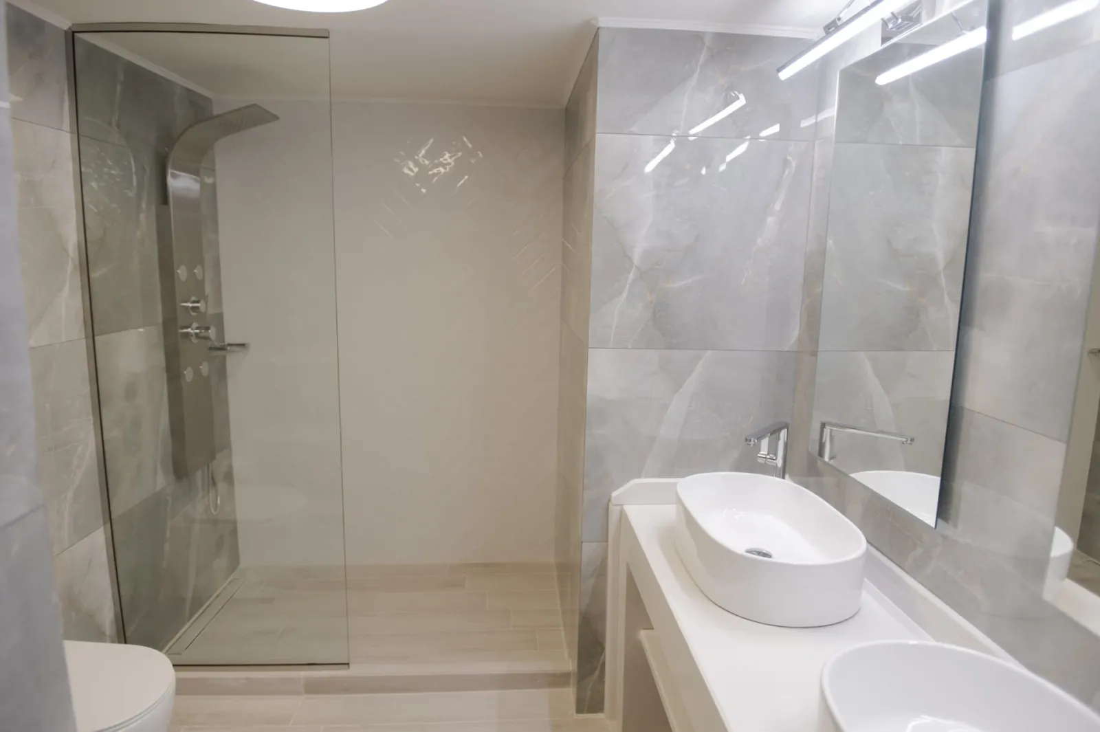 Deluxe 2 Bedroom Suite with Upper Floor & pool view/Onix