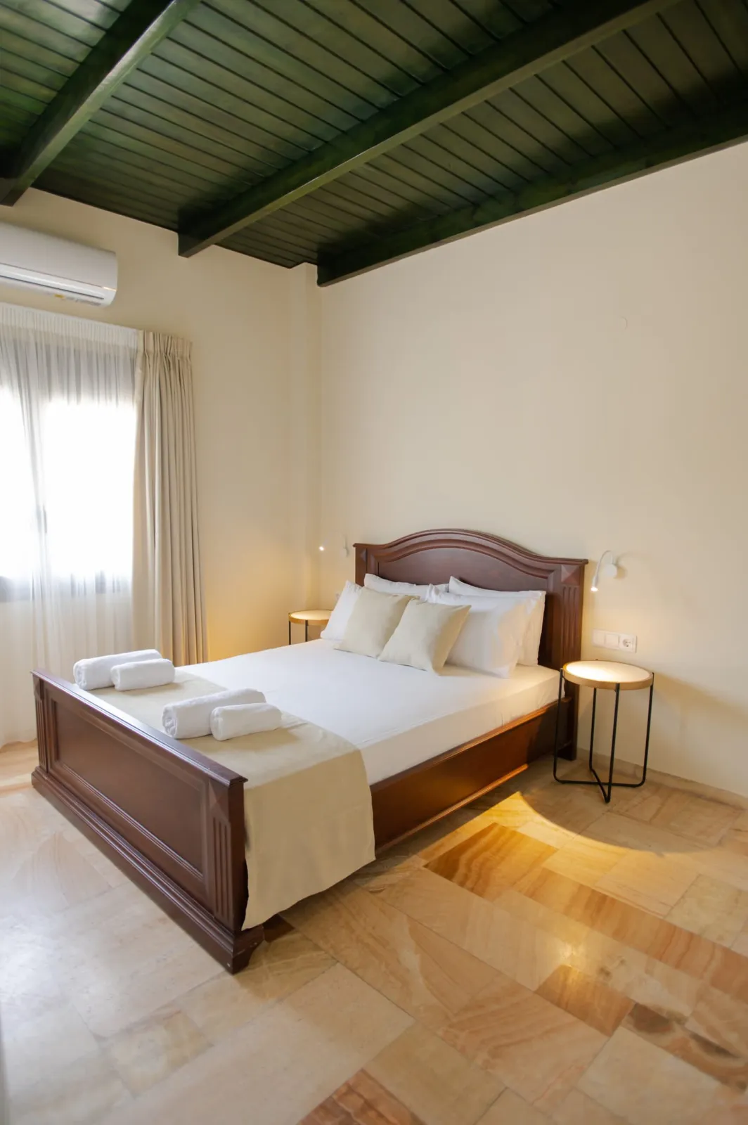 Deluxe 2 Bedroom Suite with Upper Floor & pool view/Onix