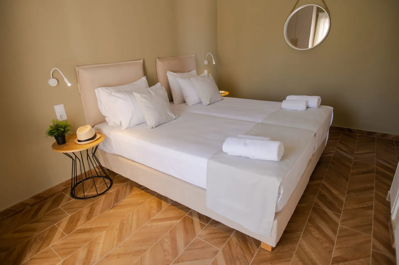 Executive 2 Bedroom Suite with pool view/Olive