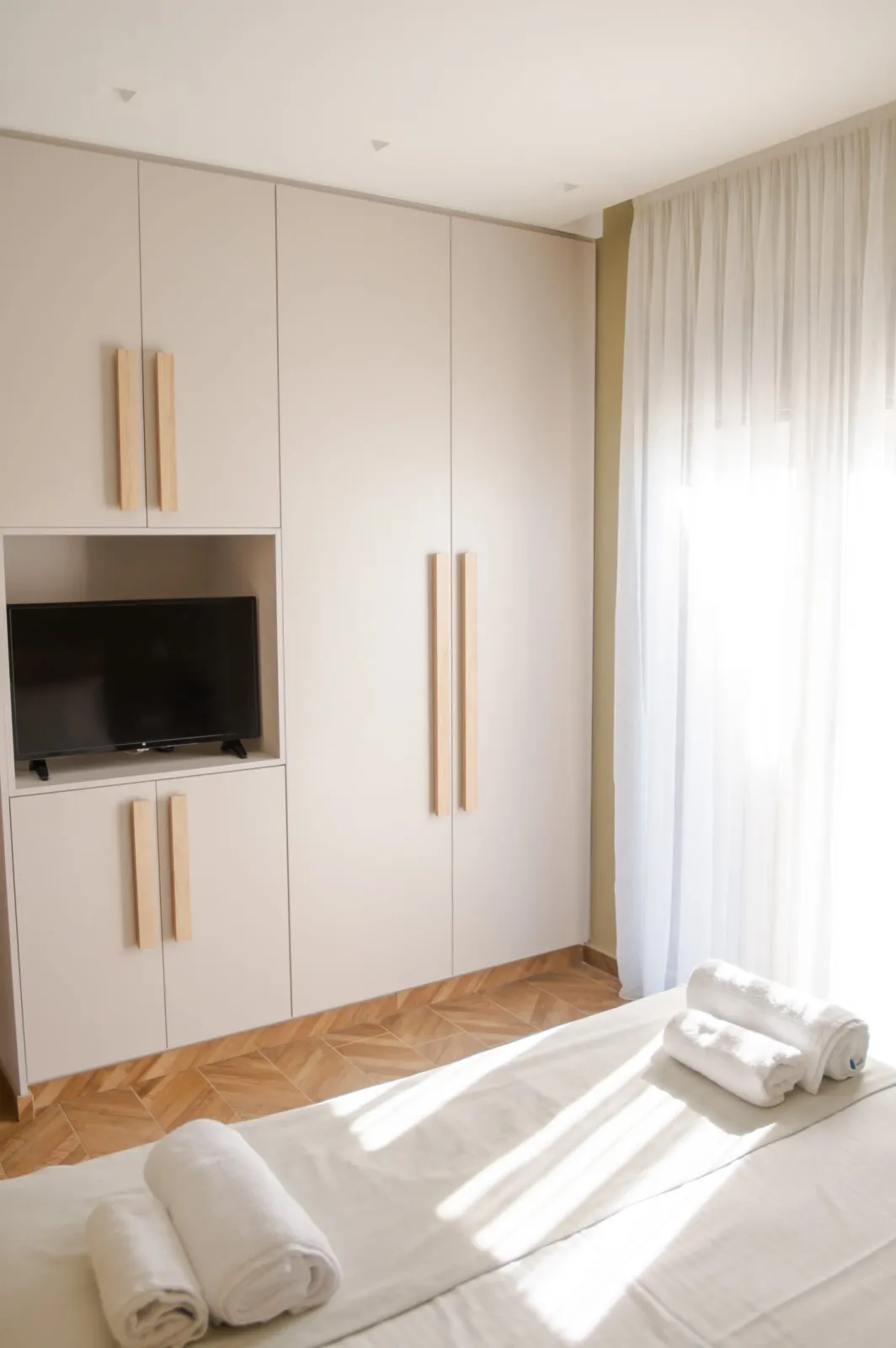 Executive 2 Bedroom Suite with pool view/Olive