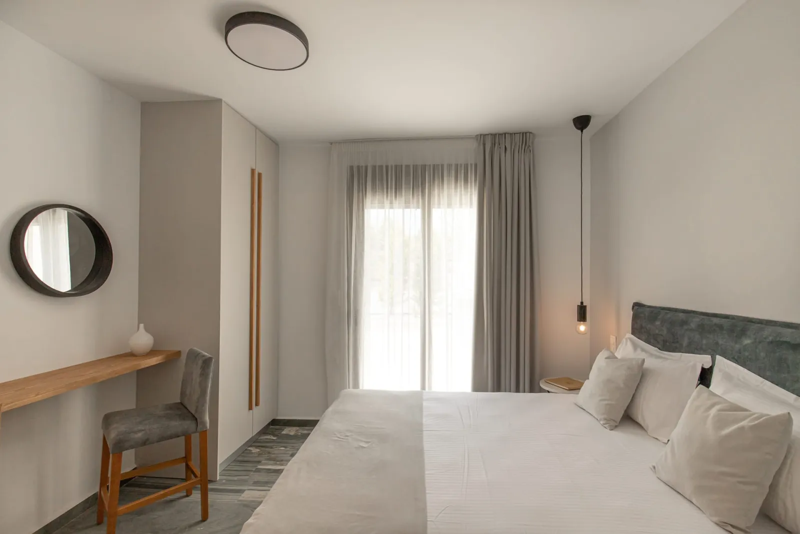 Junior Suite with jetted tub & pool view/Marbellus
