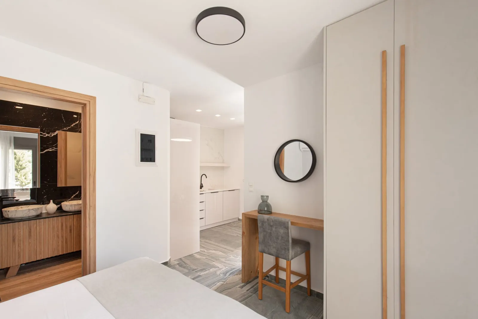 Junior Suite with jetted tub & pool view/Marbellus