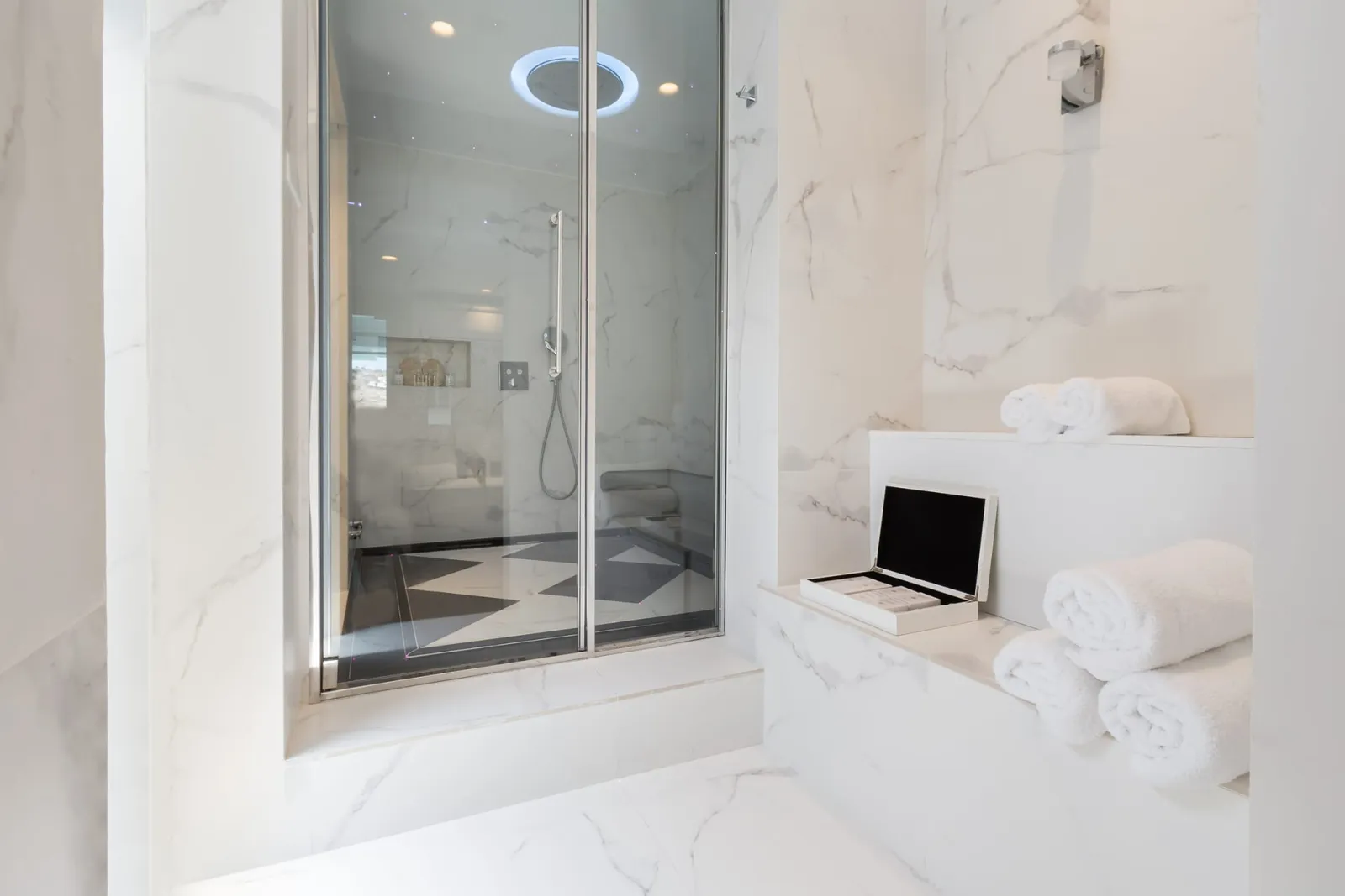 Signature Suite 130 Sea View with Private Glass Pool