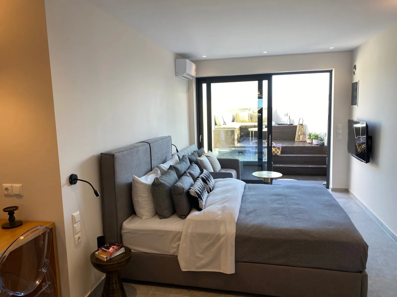 Luxury one bedroom suite with private jacuzzi