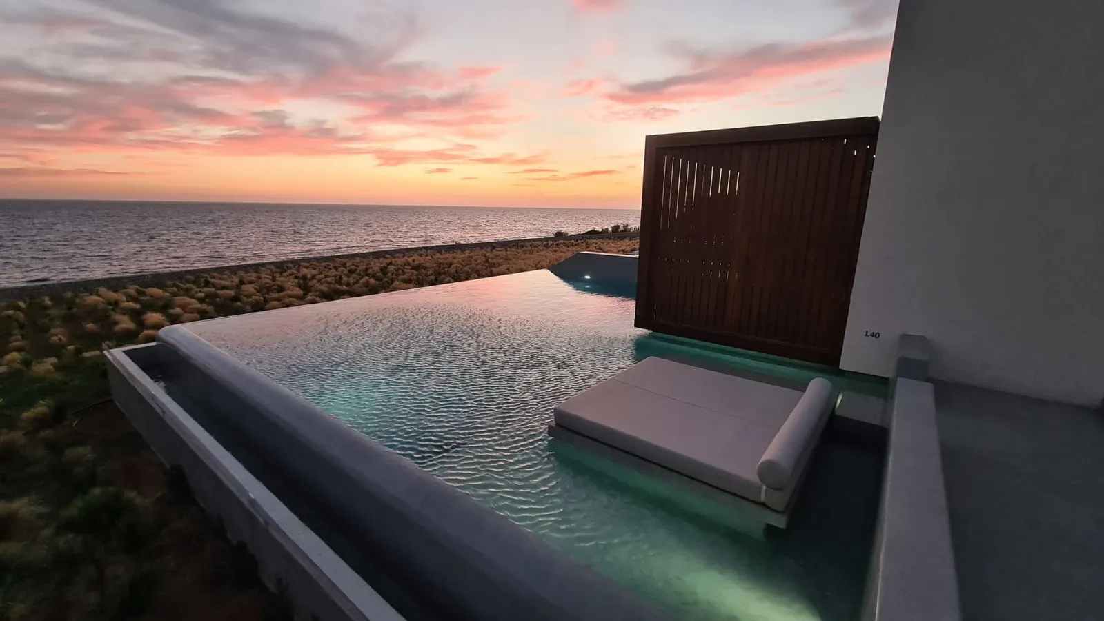 Grande Pool Suite Sea Front