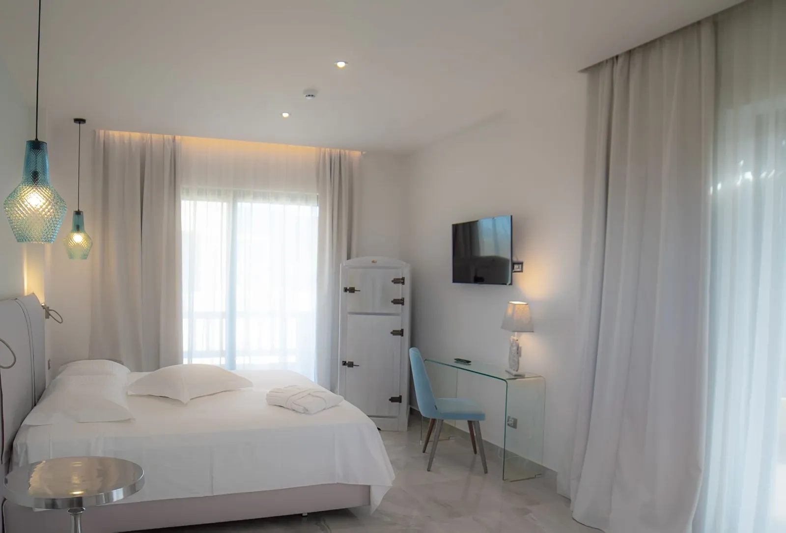 Deluxe Room with Distant Sea View