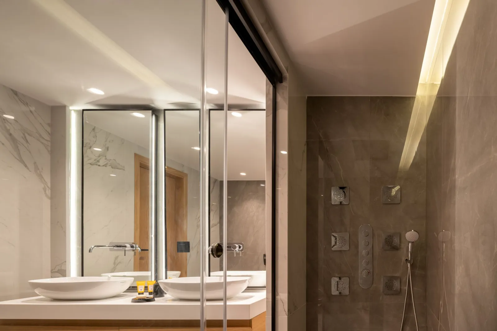 LUXURY SUITE SEA FRONT WITH PRIVATE POOL