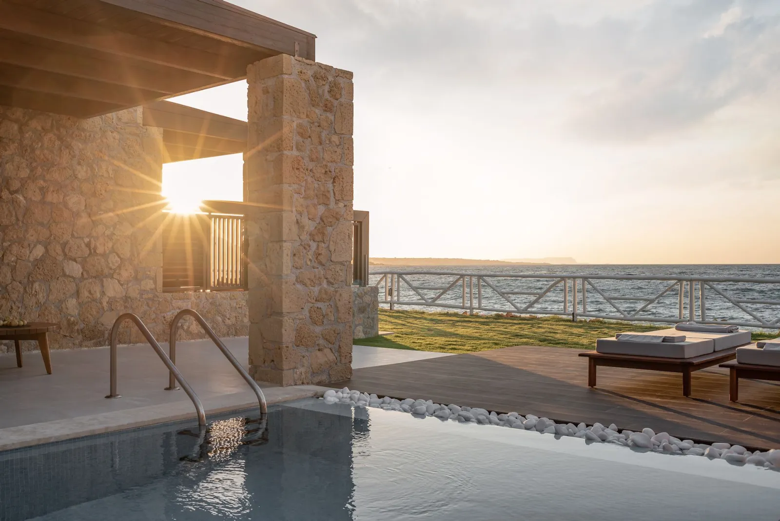 LUXURY SUITE SEA FRONT WITH PRIVATE POOL