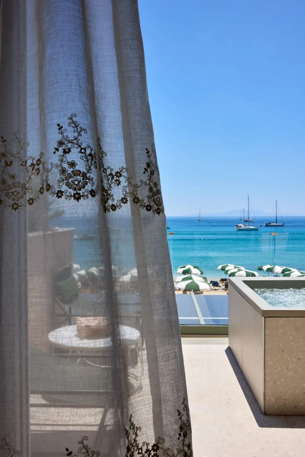 Beachfront Panorama Suite with Jet Tub