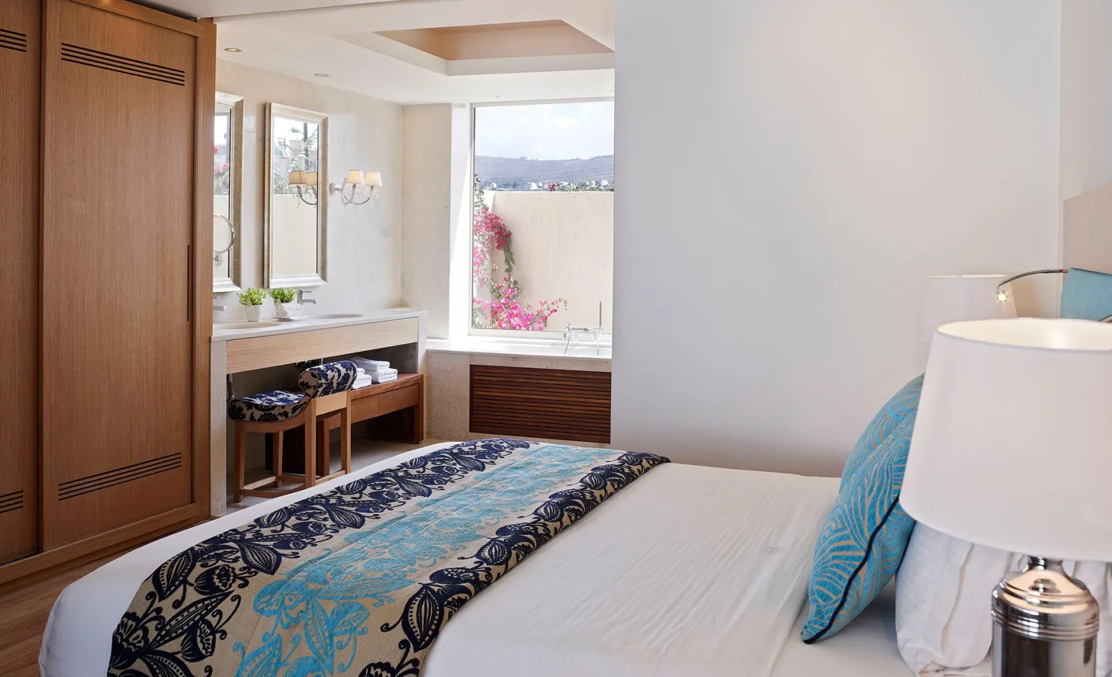 Suite Partial Sea View with Beach Cabana