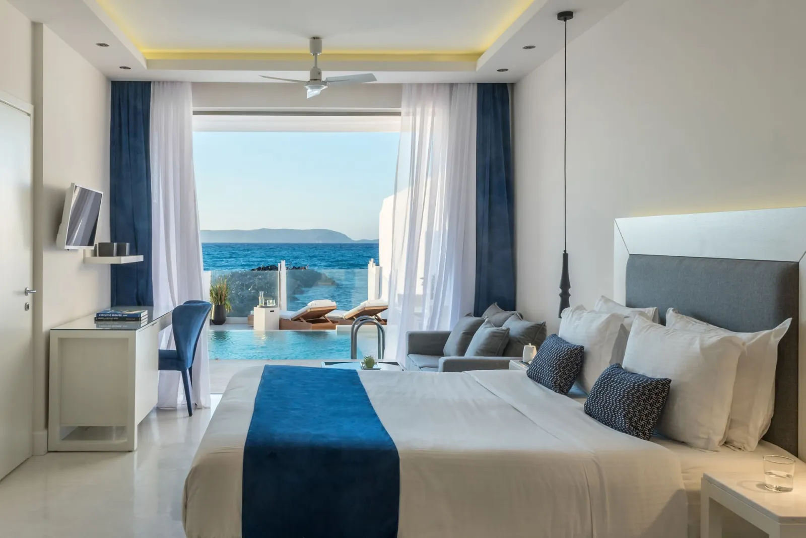 Island Suite Seafront with Private Heated Pool and Beach Access