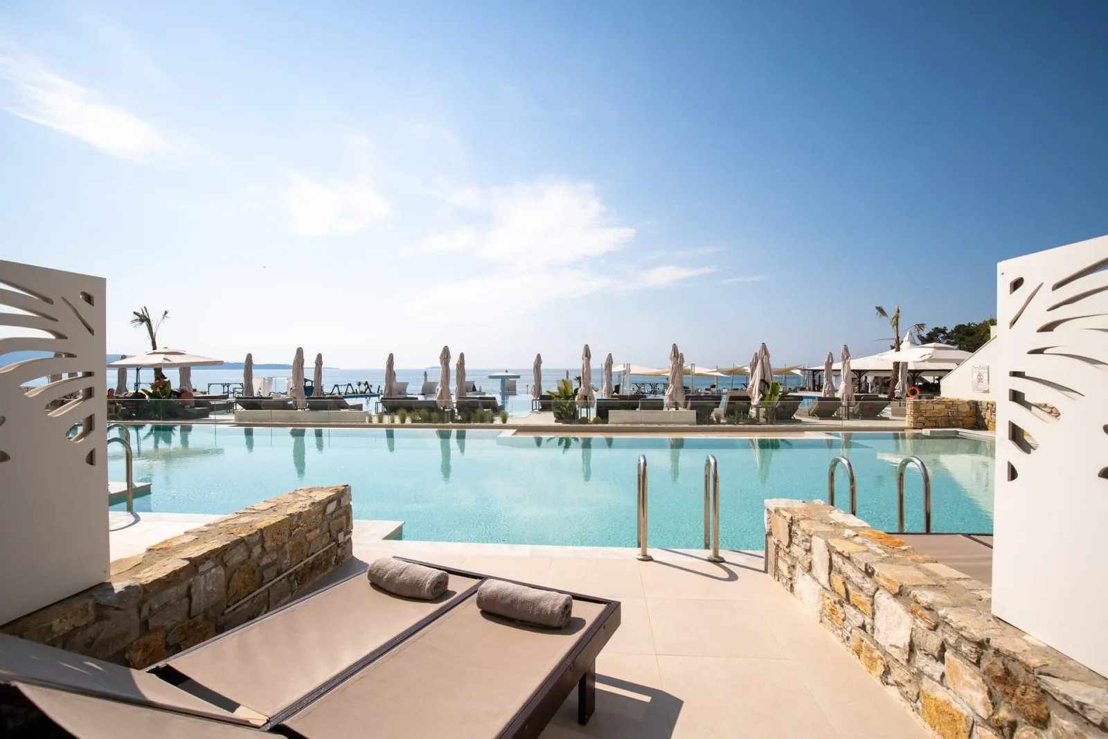 Swim Up junior suite with sharing pool