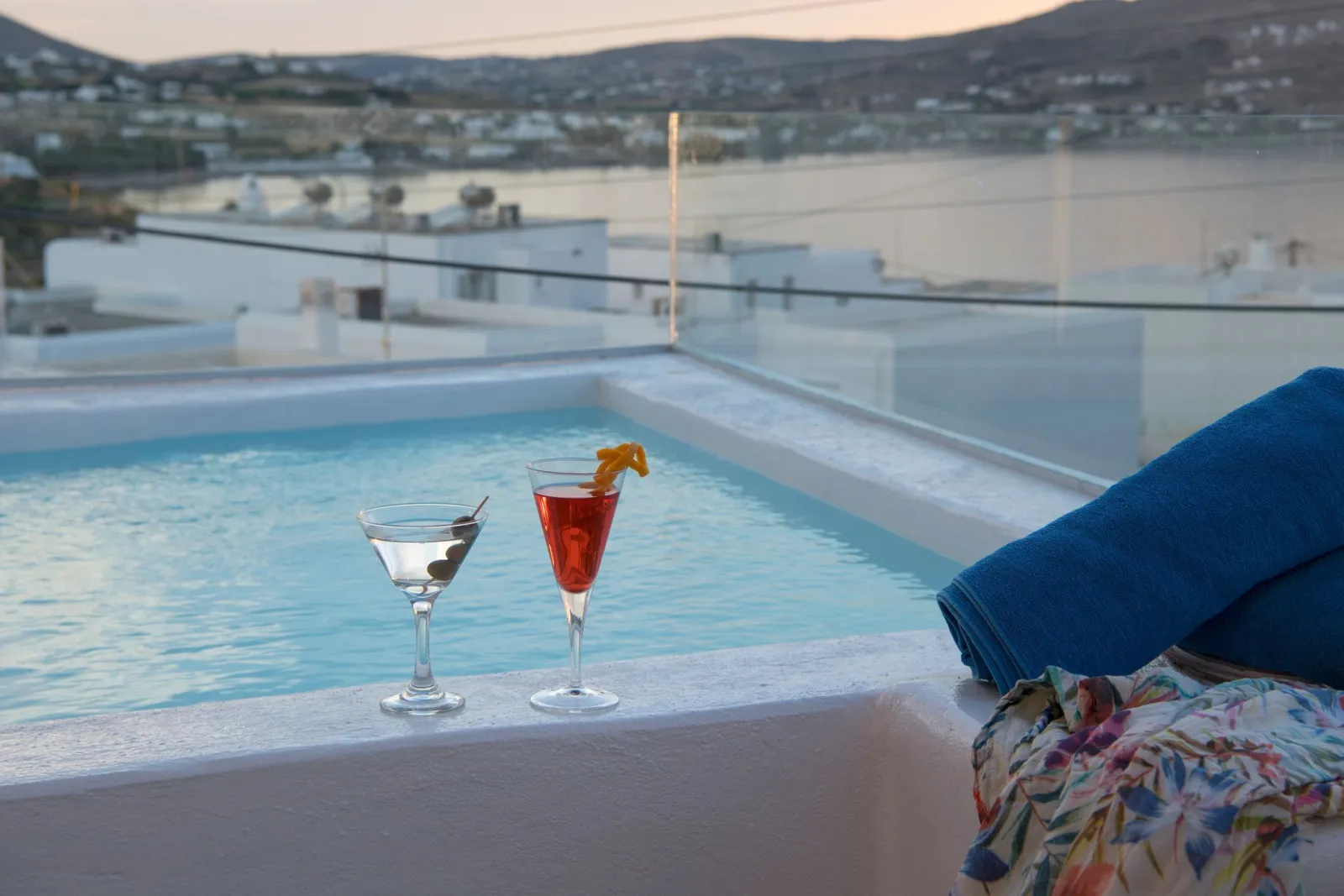 Deluxe 3 Bedroom Apartment with Outdoor Jacuzzi &amp; Partial Sea View (Seasonal Jacuzzi: Open May - Oct)