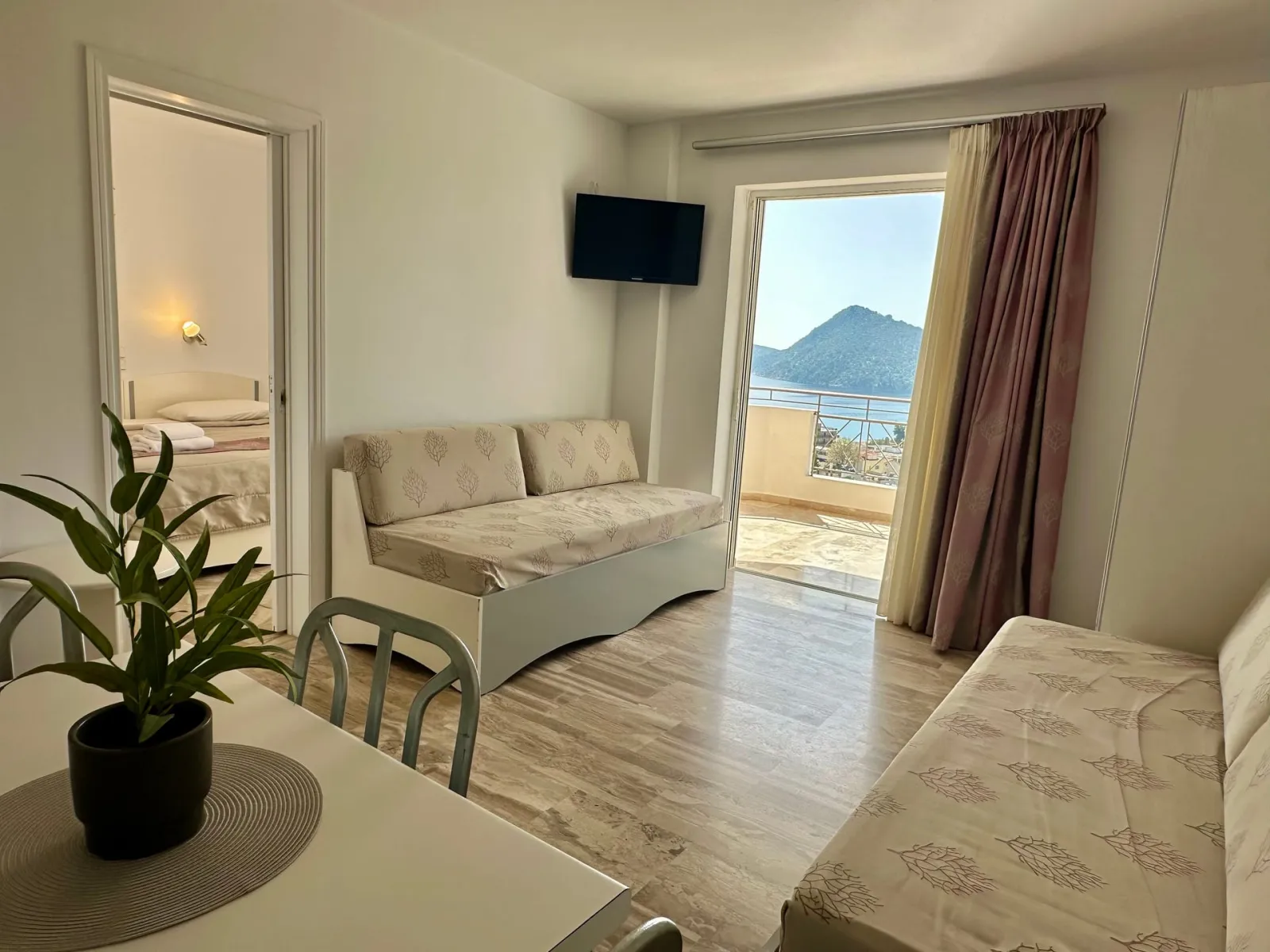 One Bedroom Apartment Sea View