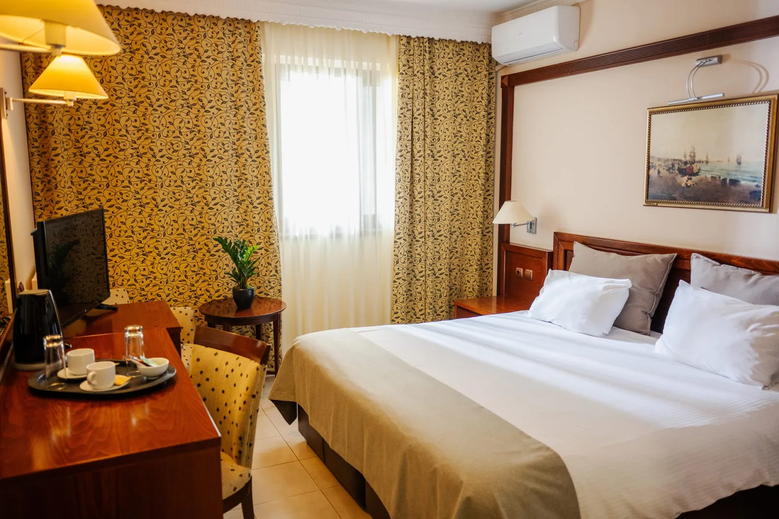 Economy Double room with window (semi-basement floor)