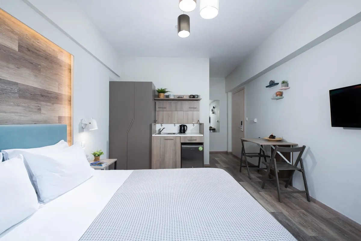 Superior Triple Studio | Street View [19 m²]