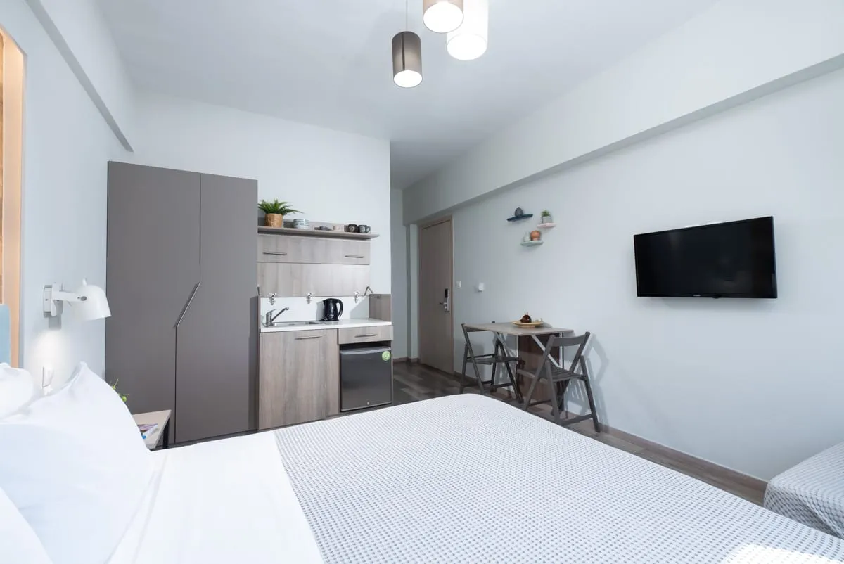 Superior Triple Studio | Street View [19 m²]