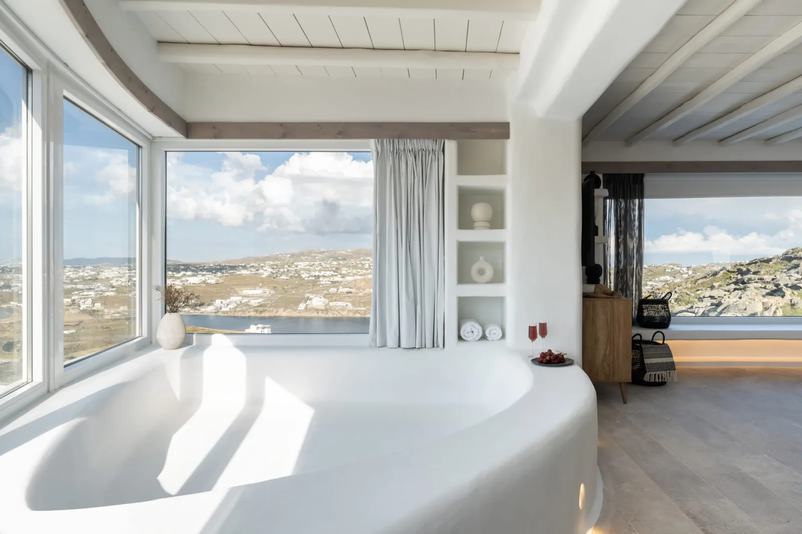 Queen Suite with Wide Sea View