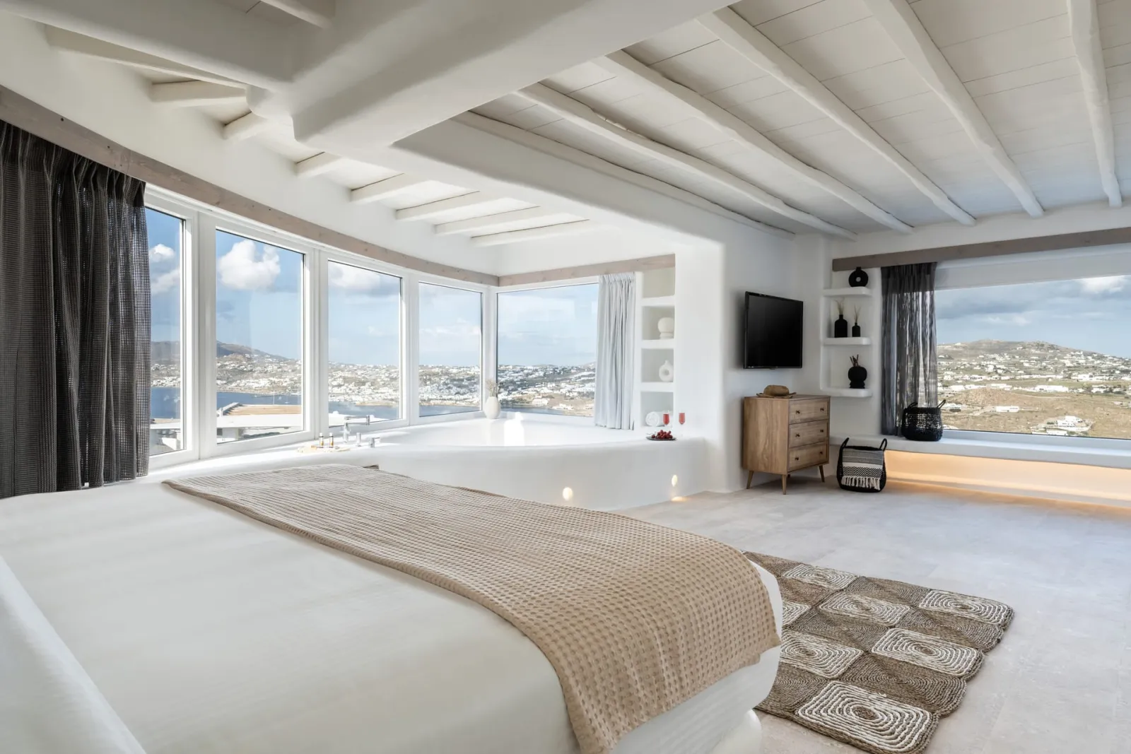 Queen Suite with Wide Sea View
