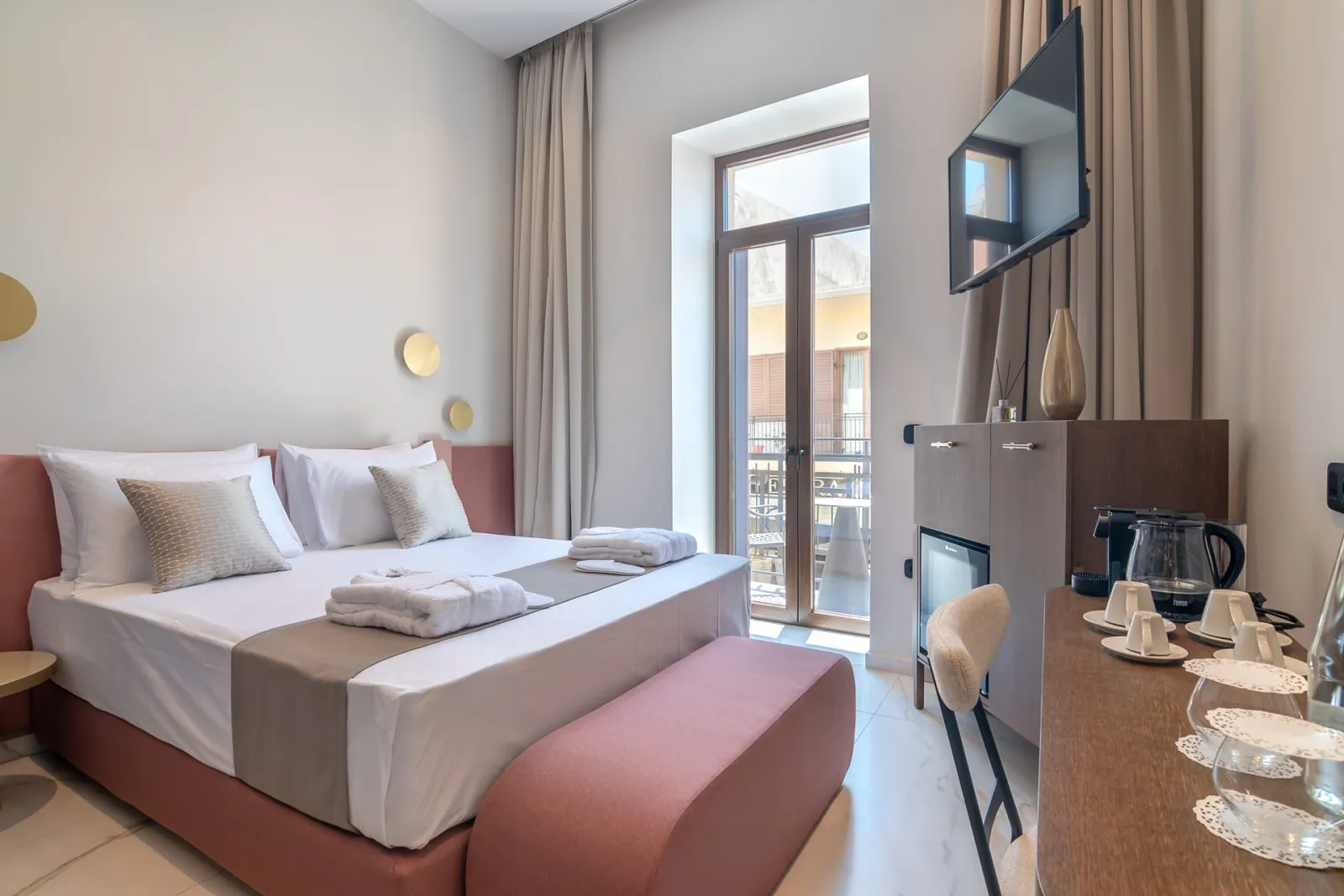 Superior Suite with Indoor Jacuzzi - City View | Rethymnon Old Town