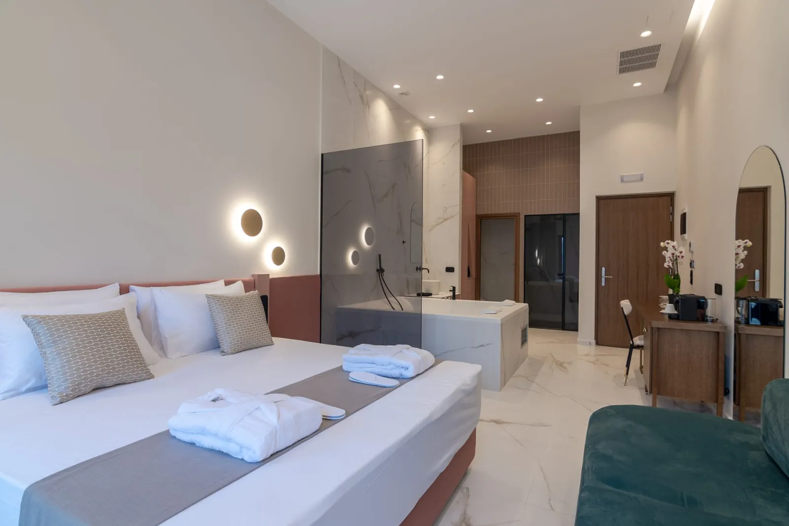 Deluxe Suite with Indoor Jacuzzi - City View | Rethymnon Old Town