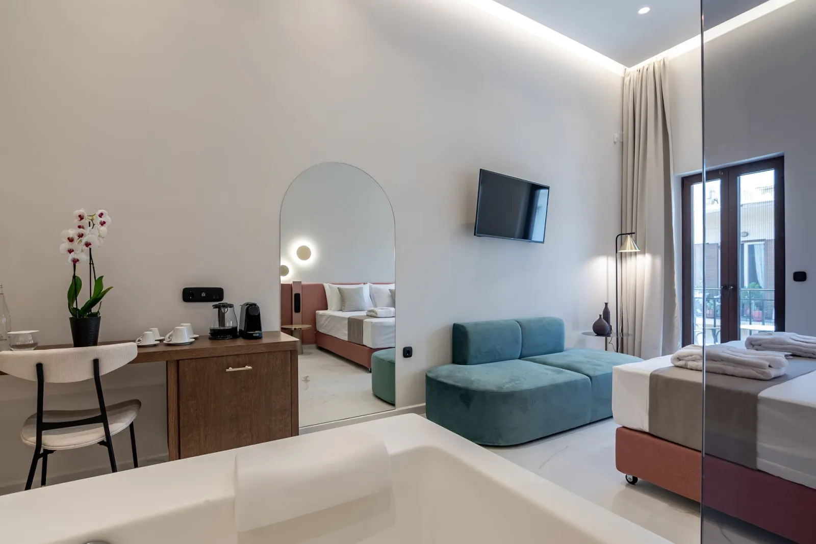Deluxe Suite with Indoor Jacuzzi - City View | Rethymnon Old Town