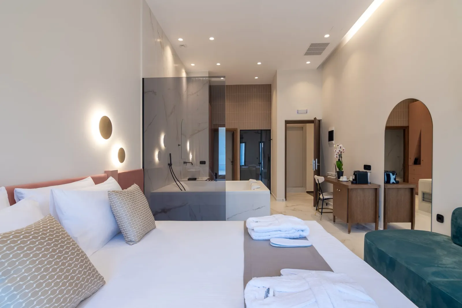 Deluxe Suite with Indoor Jacuzzi - City View | Rethymnon Old Town