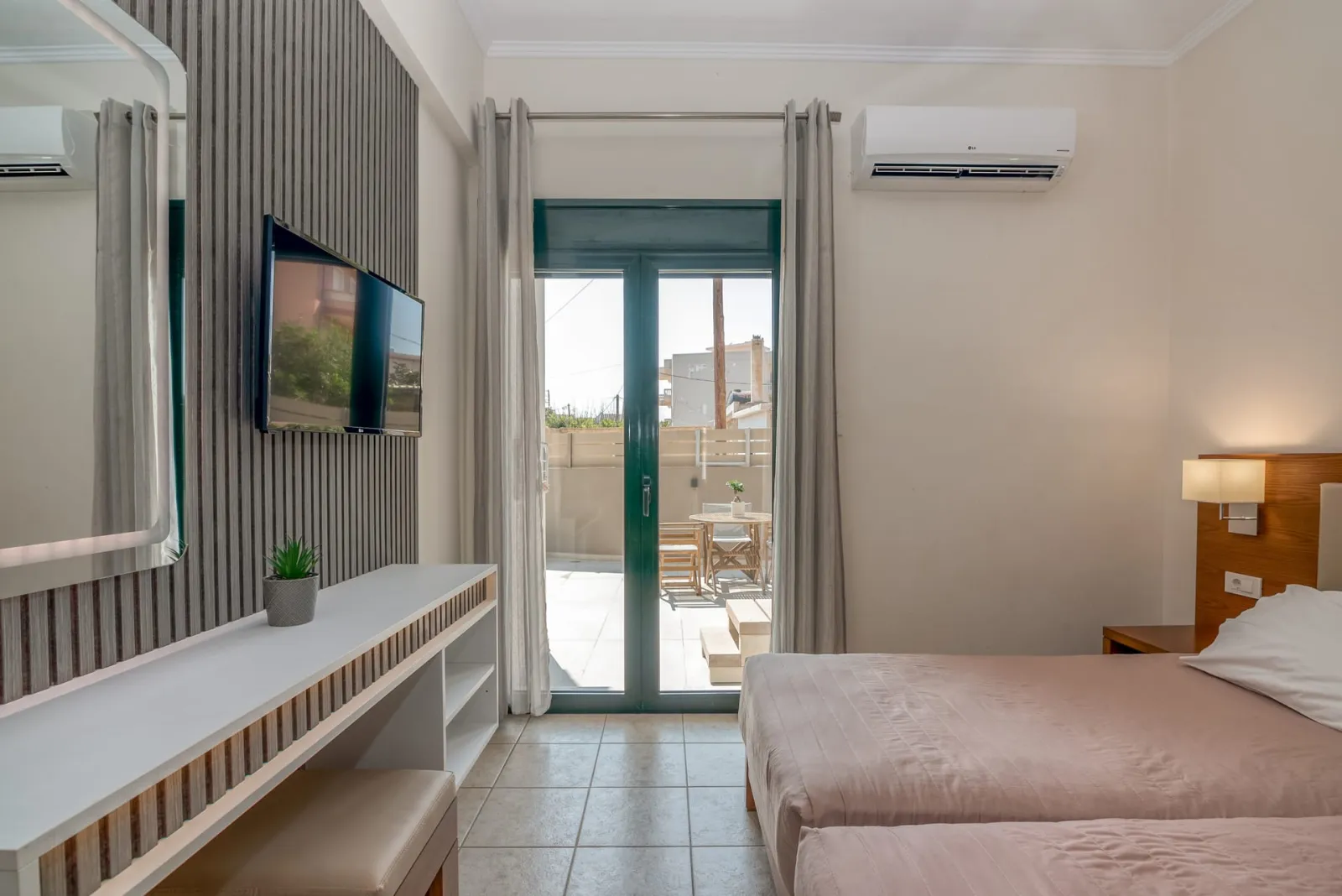 Deluxe Studio with Outdoor Jacuzzi on the Ground Floor