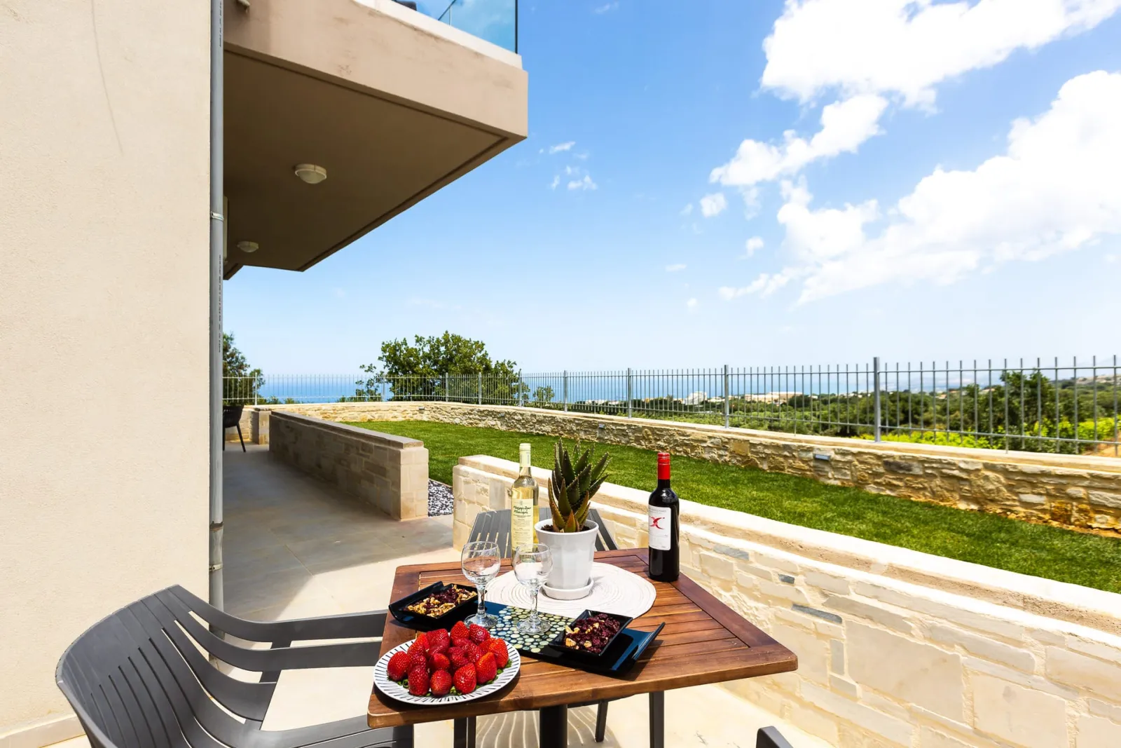 Superior One Bedroom Apartment with Sea View - Ground Level