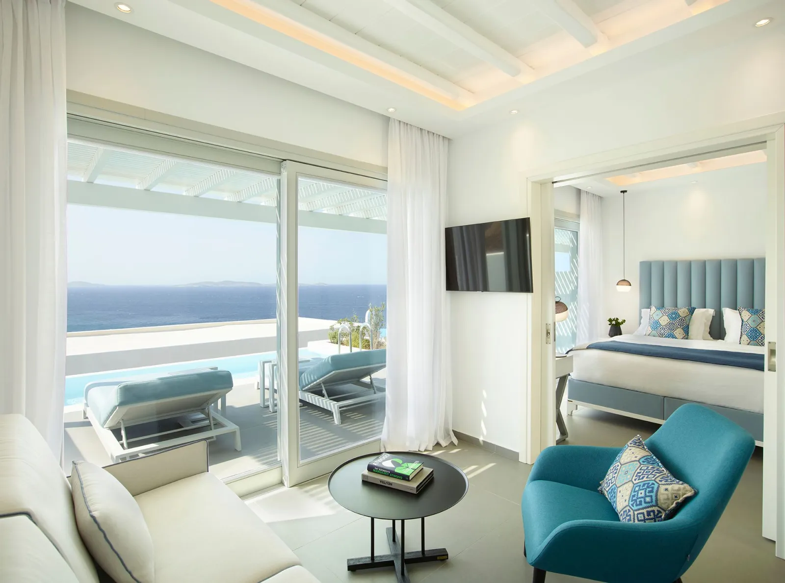 Grand Suite with Private Pool & Panoramic Sunset View - 42 m²