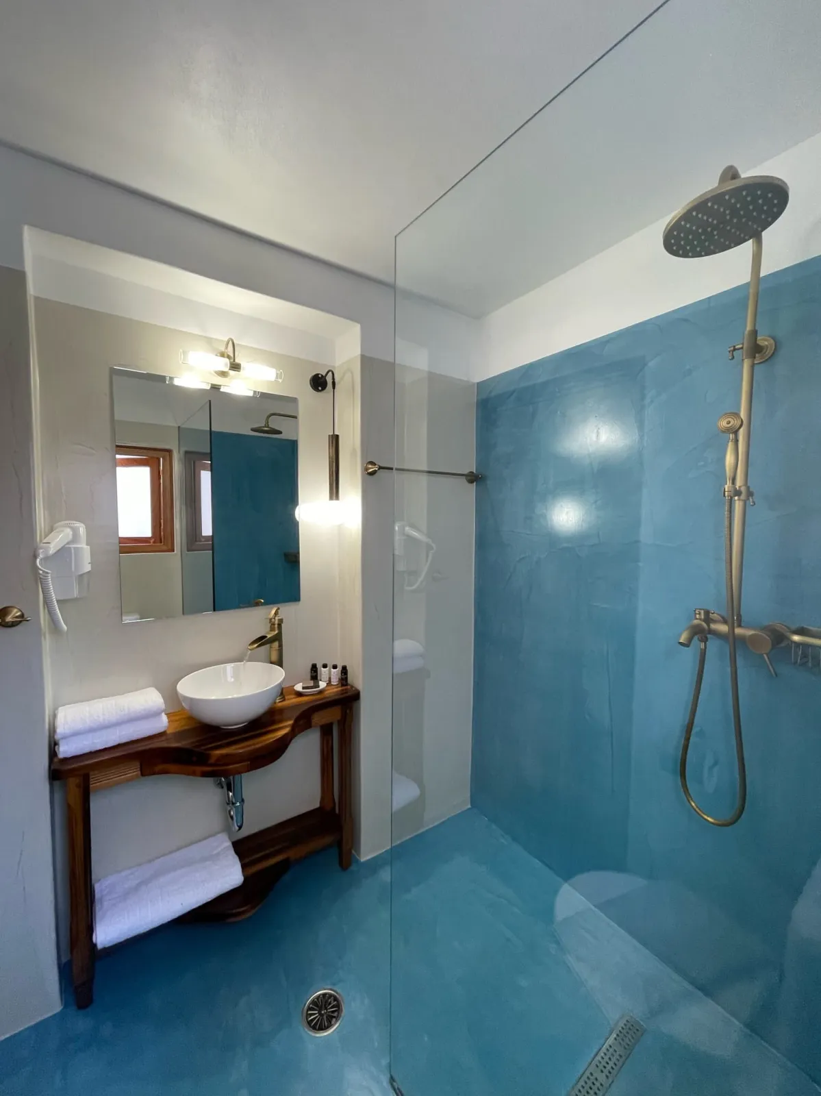 Deluxe Suite with an outdoor Jacuzzi