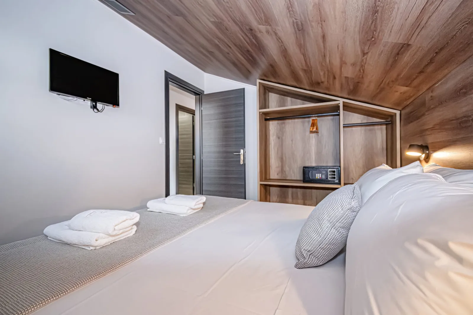 Deluxe Suite 2-Bedroom with Outdoor Jacuzzi