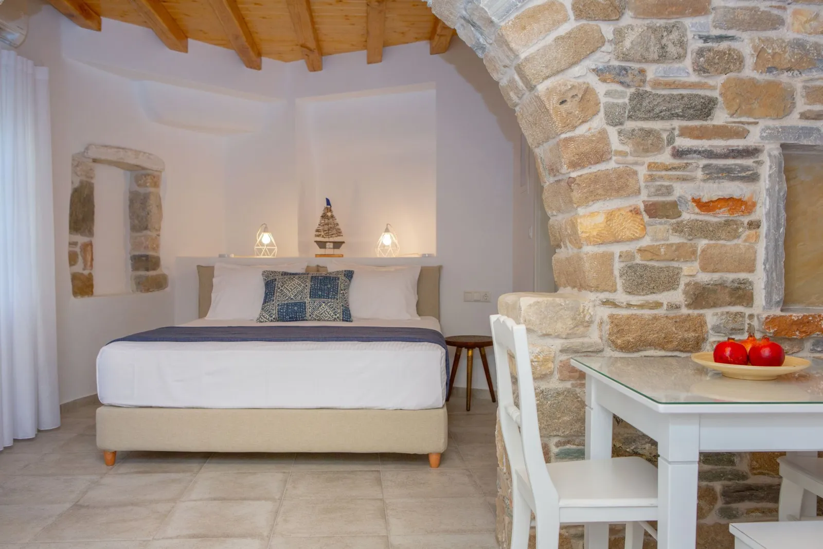 Deluxe Apartment with Private Courtyard– King Bed