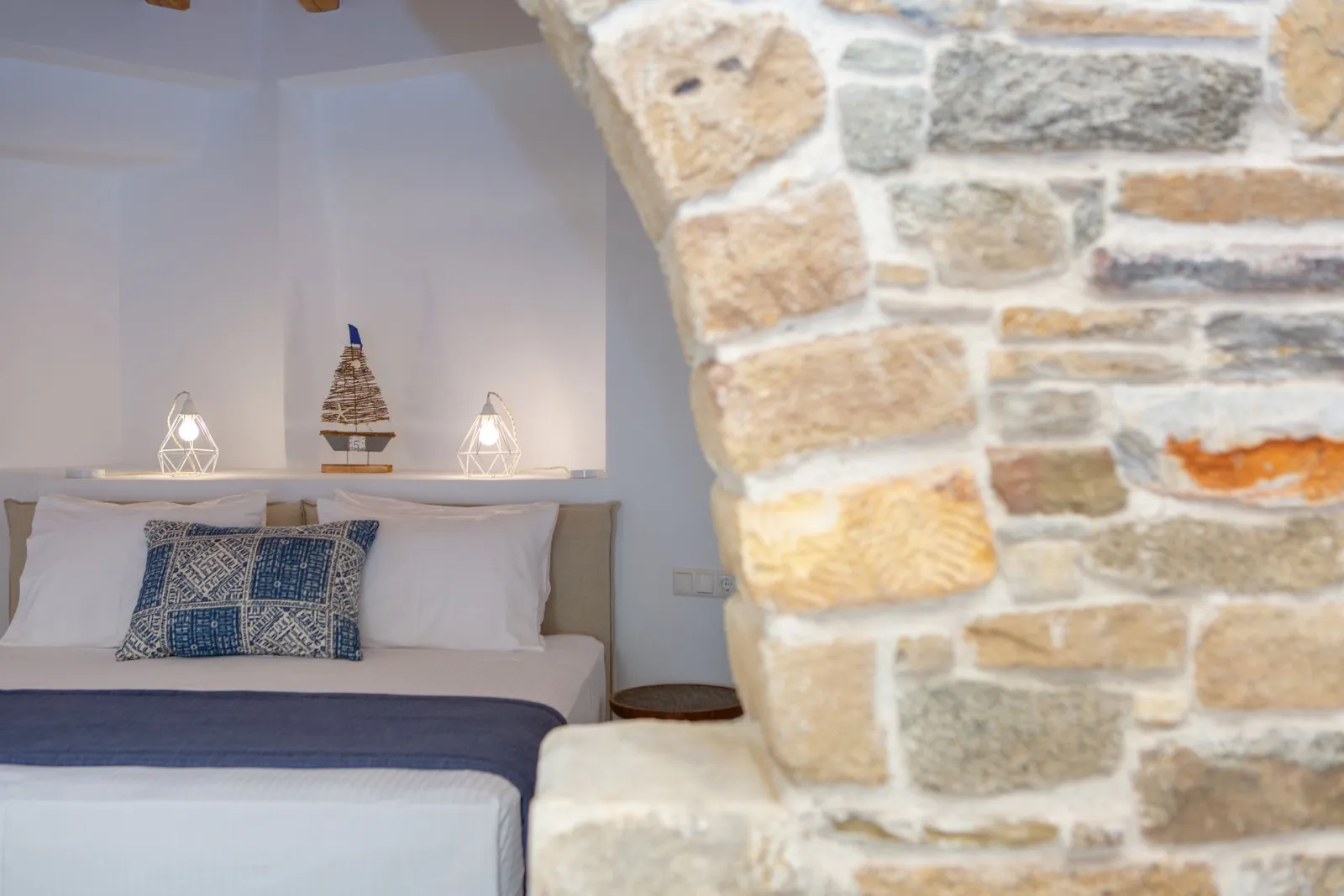 Deluxe Apartment with Private Courtyard– King Bed