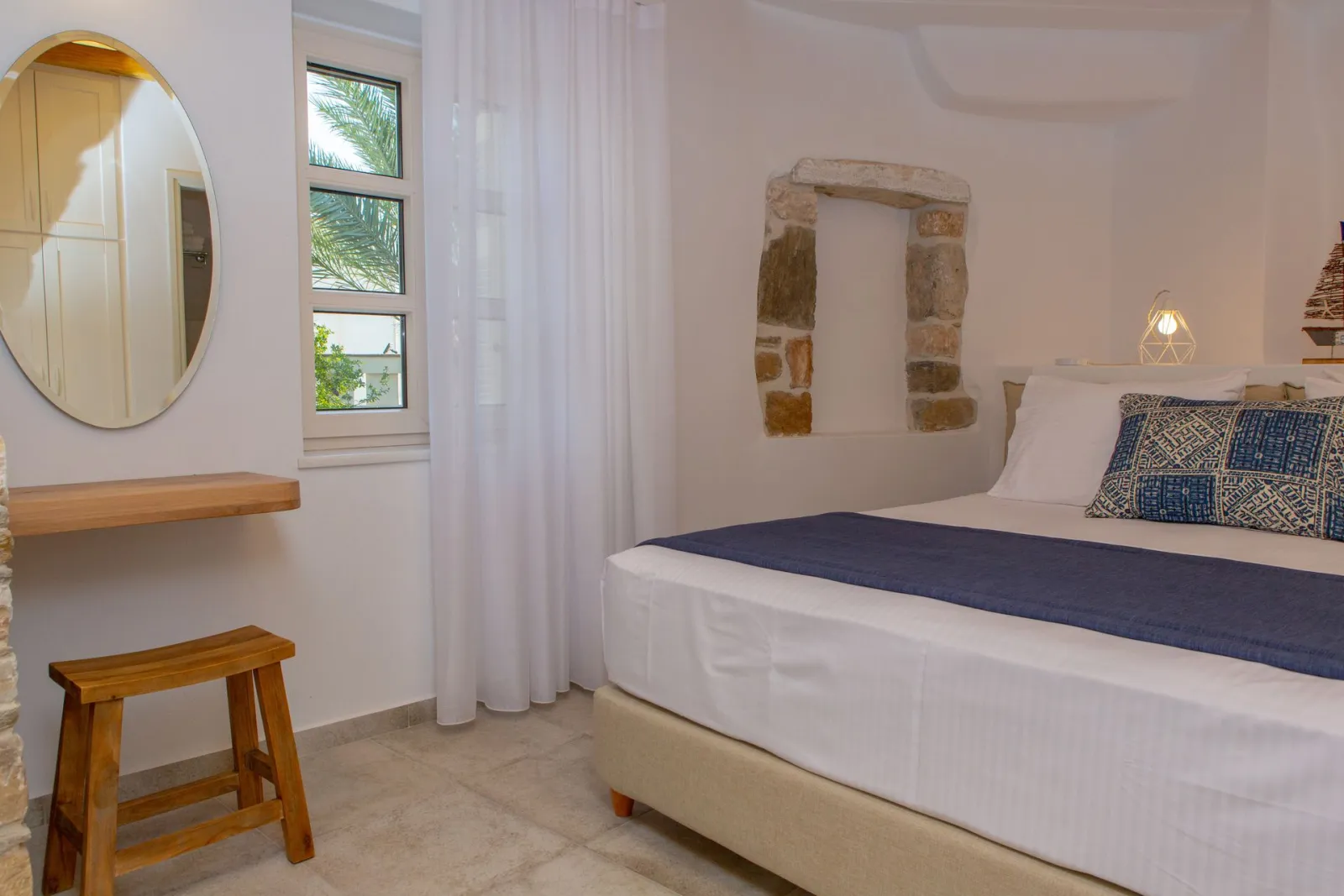 Deluxe Apartment with Private Courtyard– King Bed