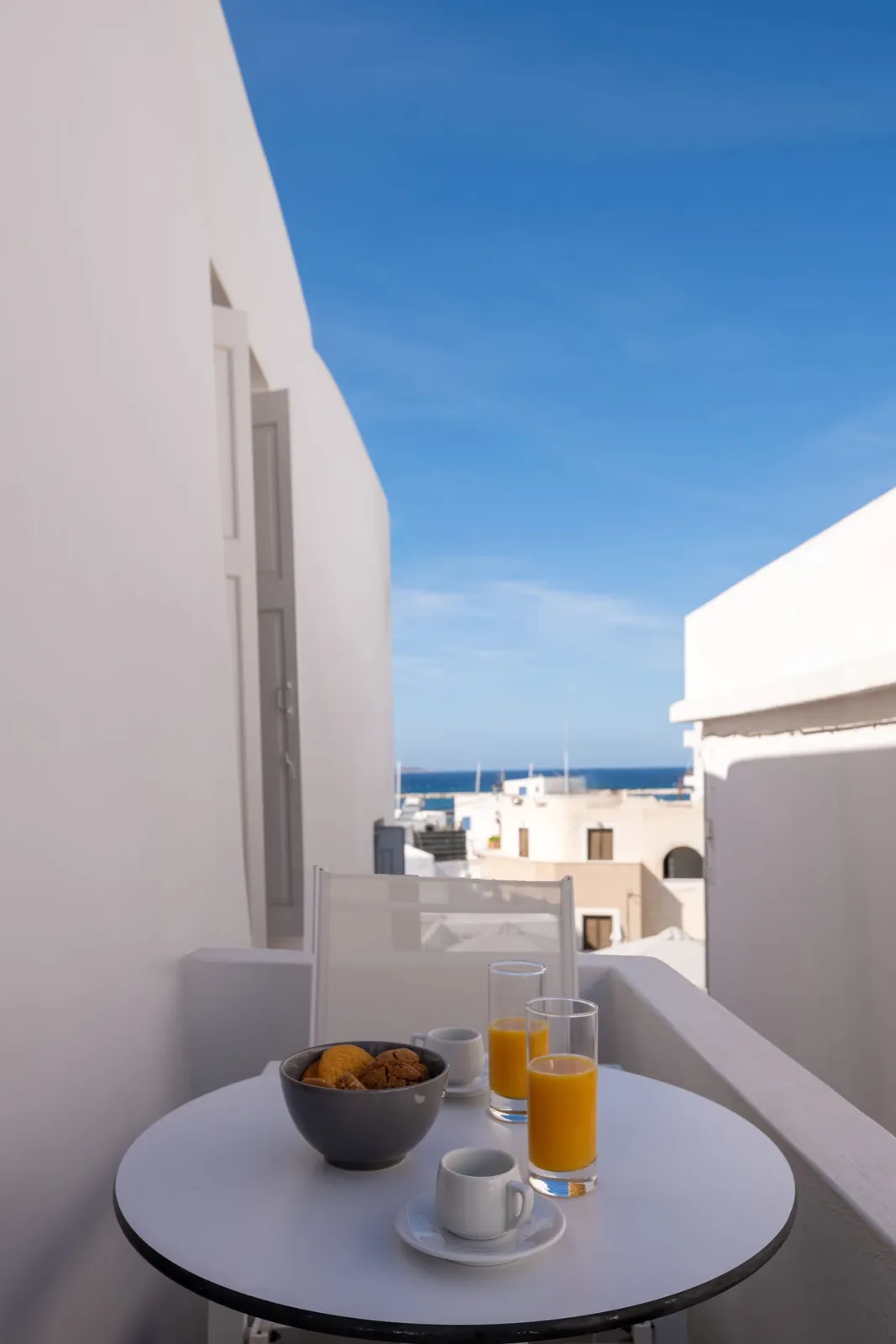 Standard Apartment with Balcony – King Bed