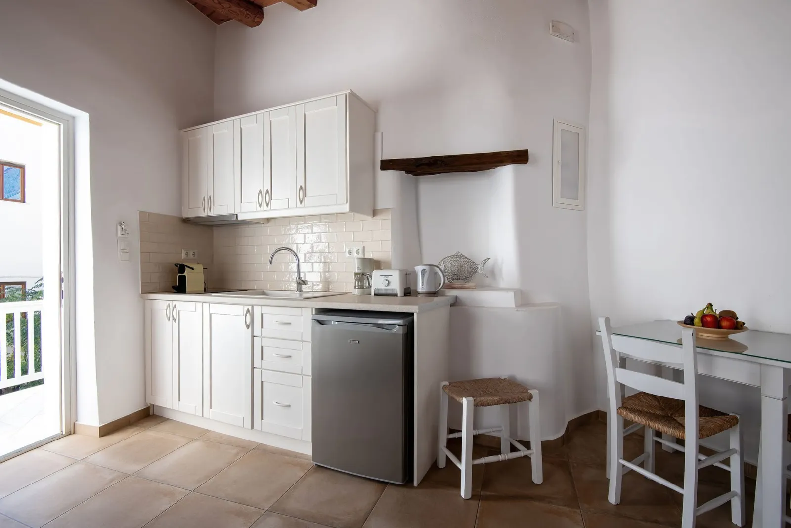 Standard Apartment with Balcony – King Bed