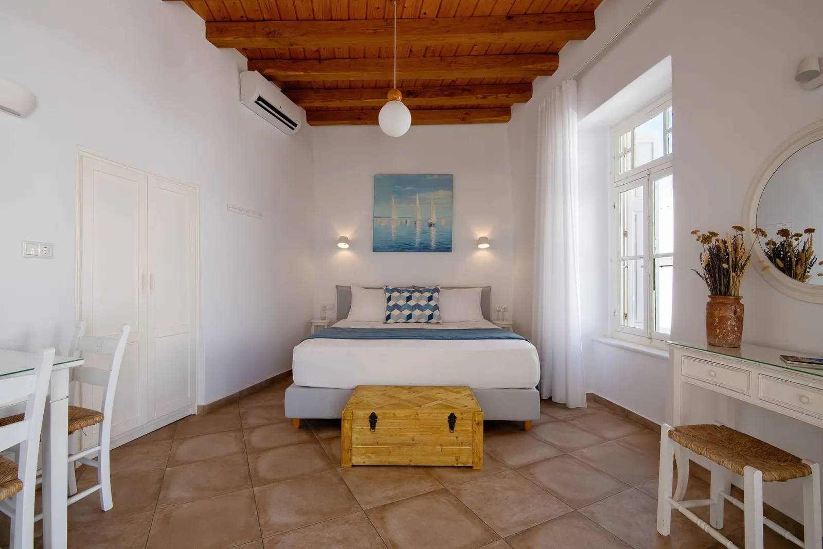 Standard Apartment with Balcony – King Bed
