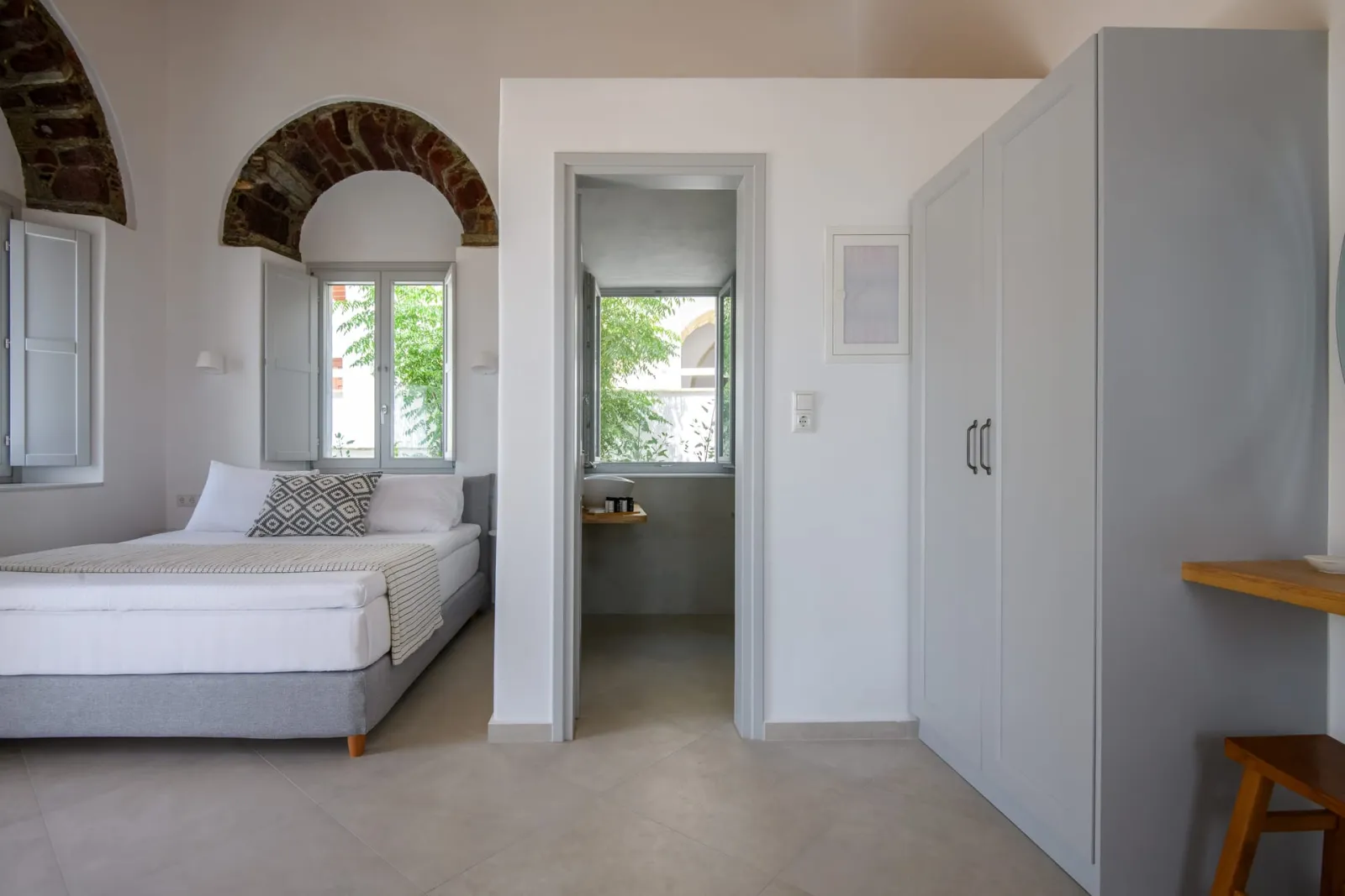 Deluxe Apartment with Sea View Balcony – King Bed