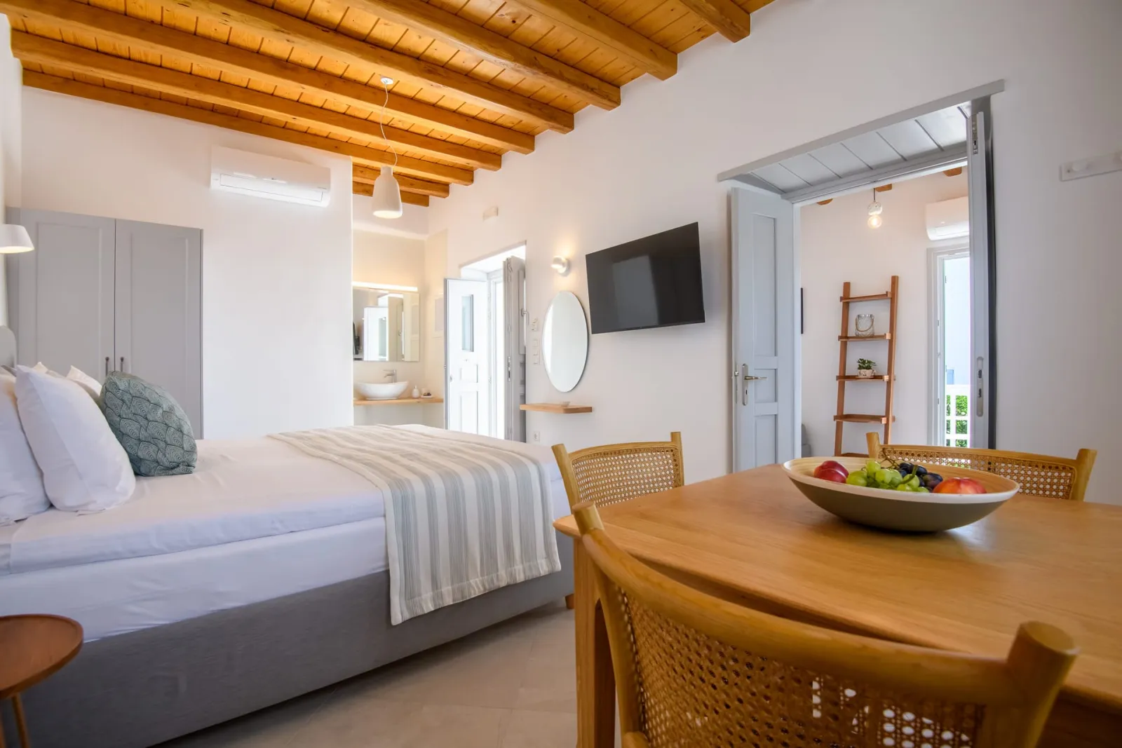 Deluxe Apartment with Sea View Balcony – King Bed