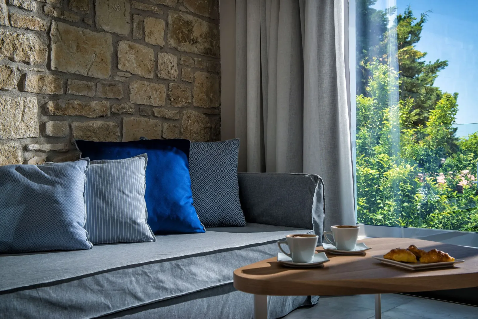 Suite with Pool View - Split Level