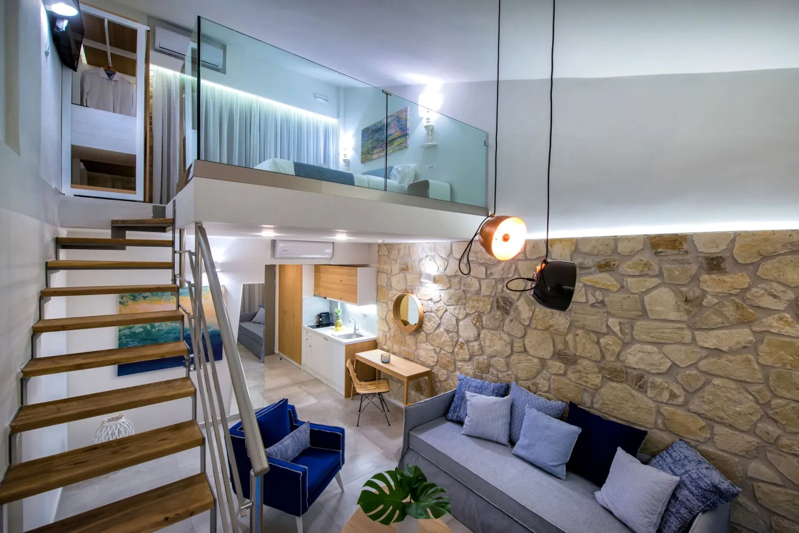 Suite with Pool View - Split Level