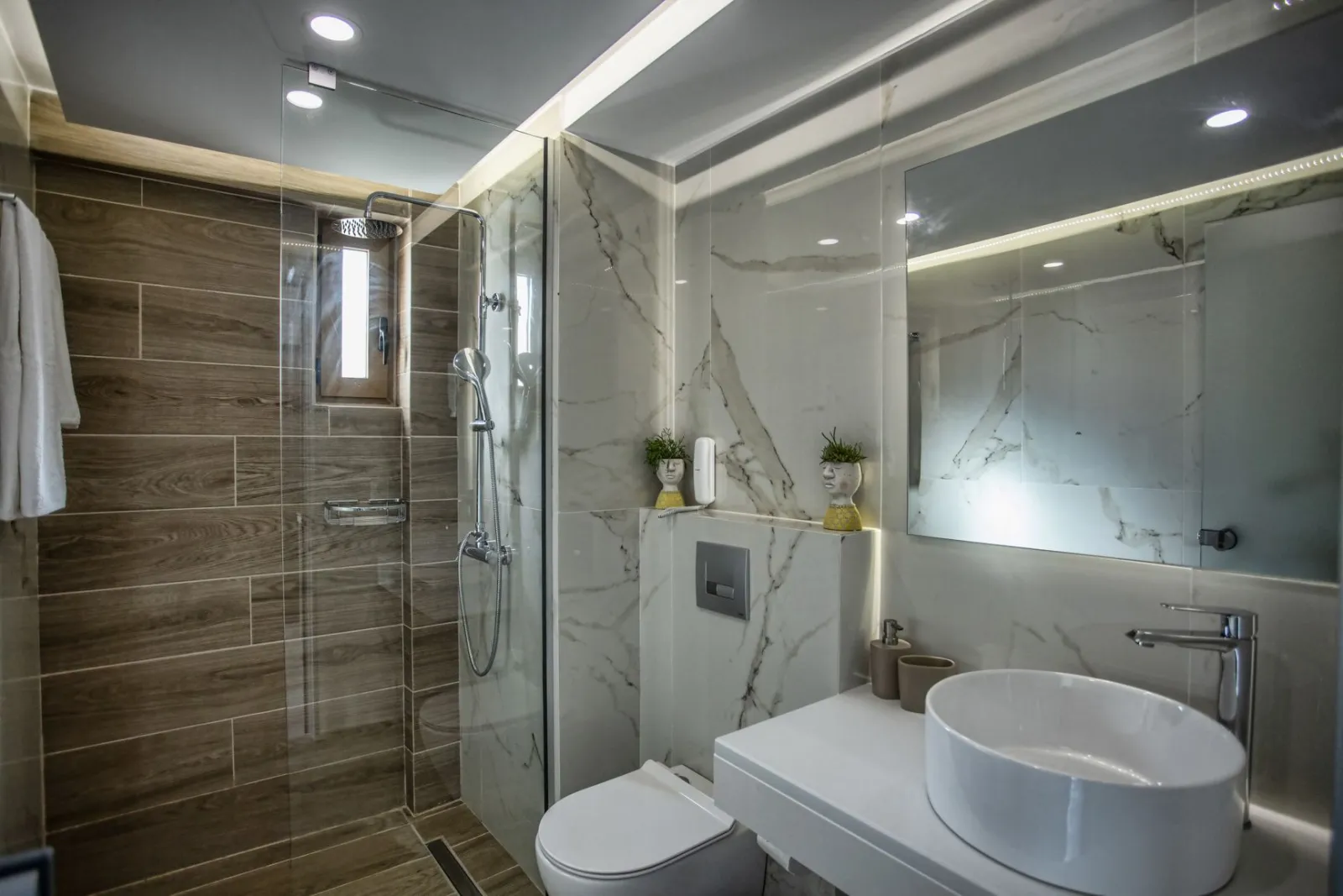 Superior Two Bedroom Apartment with Pool View - Split Level