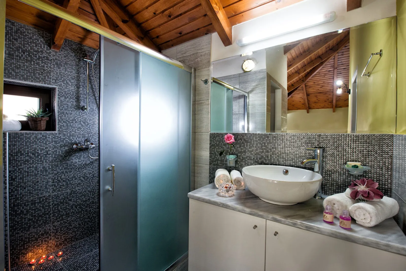 Superior Two Bedroom Apartment with Pool View - Split Level