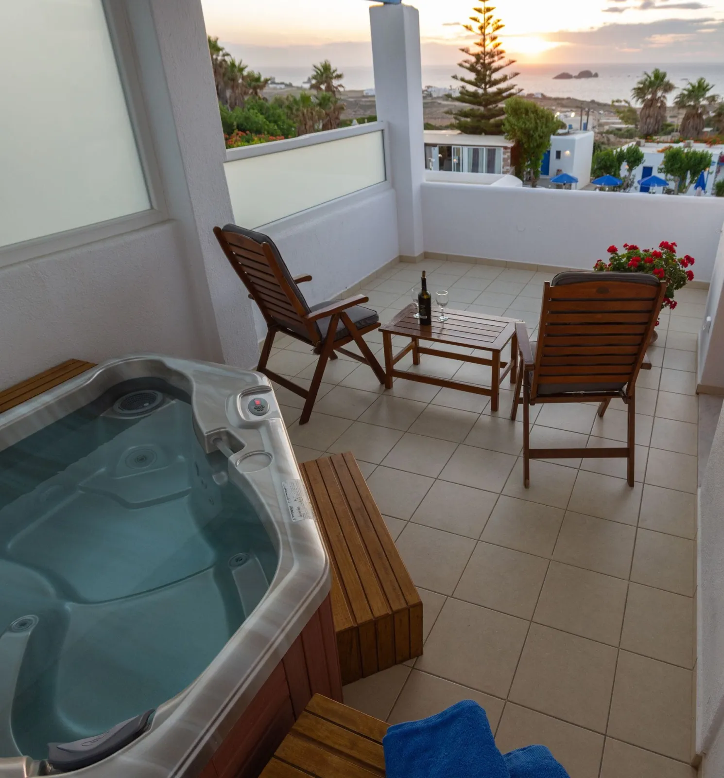Junior Suite with Private Balcony with Sea View and Jetted Tub
