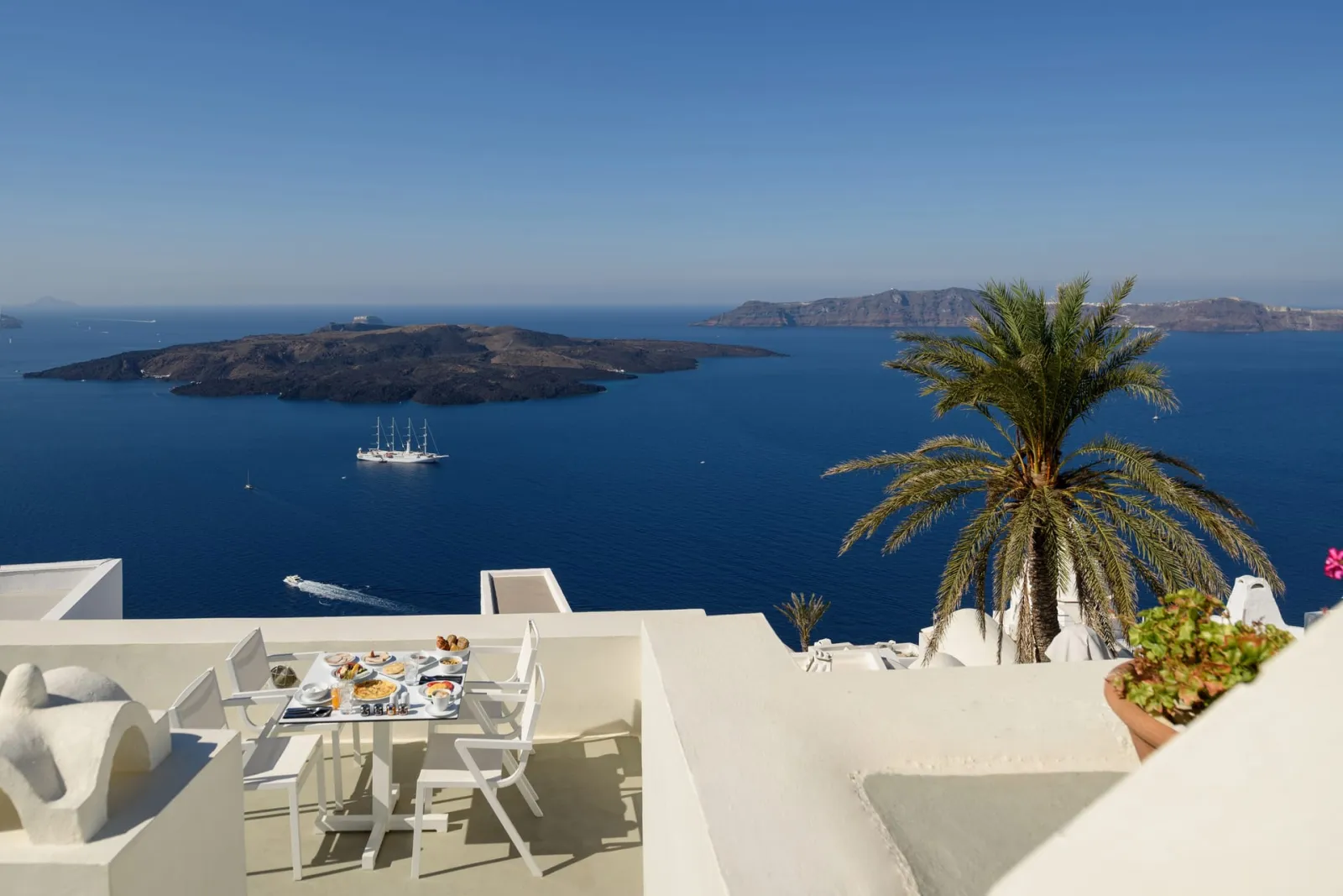 Junior Suite with Hot Tub &amp; Caldera View