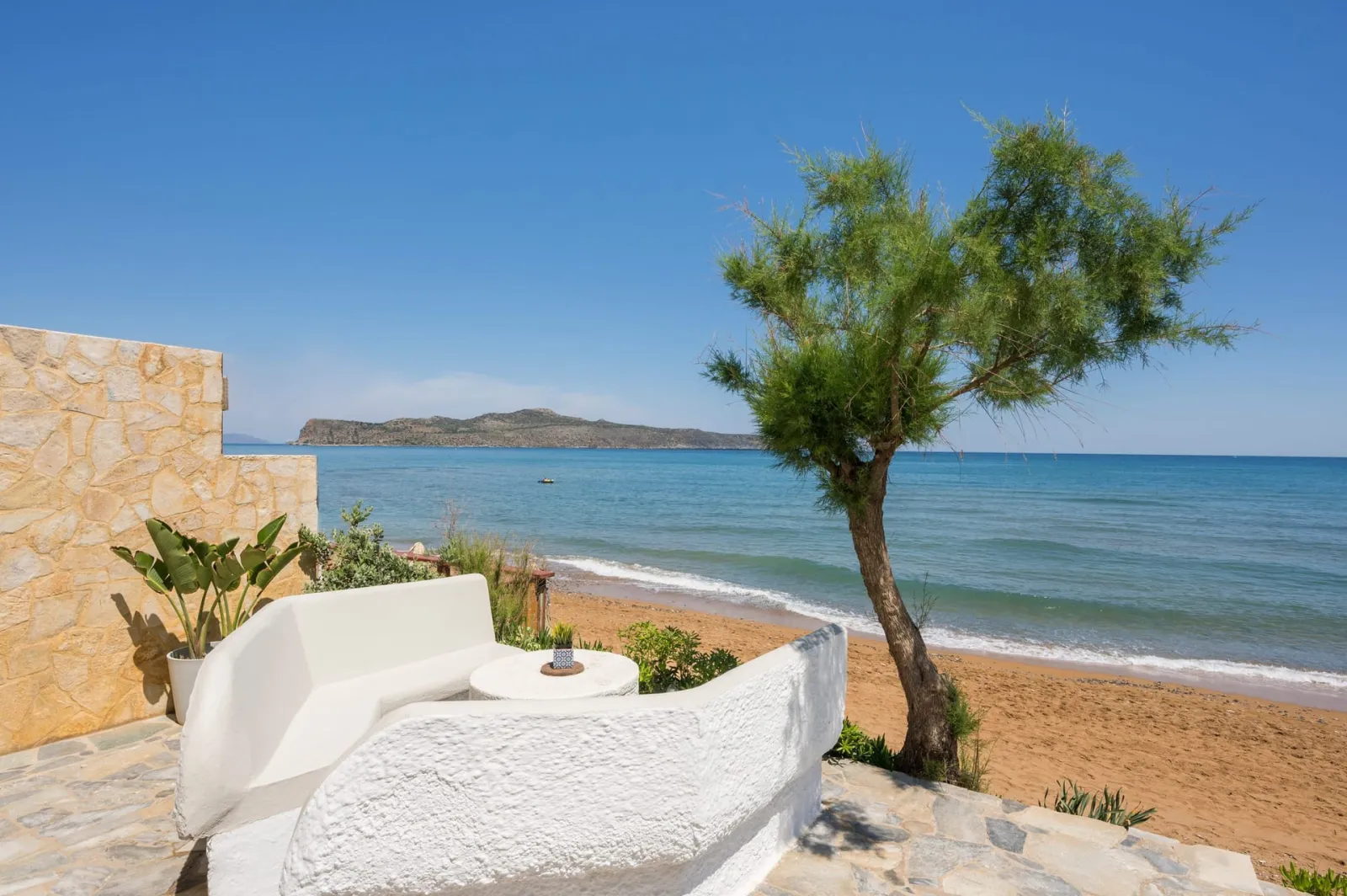 Deluxe Two Bedroom Apartment Seafront